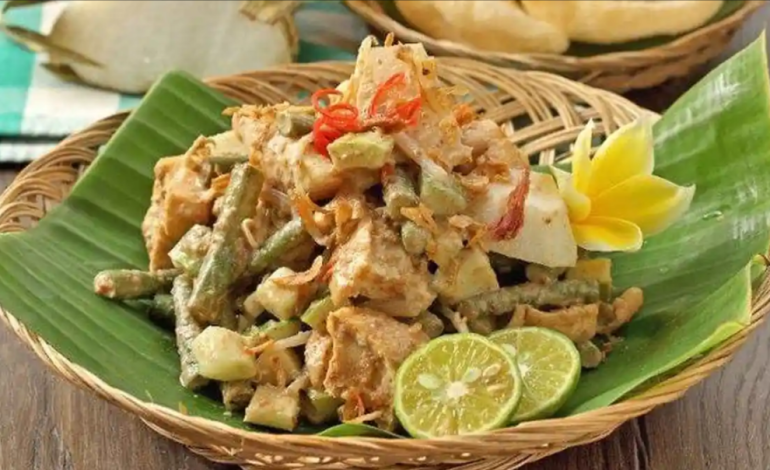 Tipat Cantok Makanan Khas Bali Yang Lezat Dan Sehat